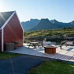 Apartahotel Nyvagar Rorbuhotell - By Classic Norway 3*